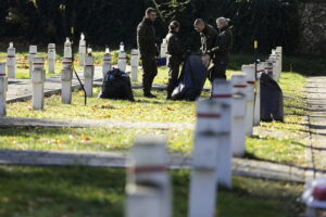 Kielczanie sprzątają groby bliskich. Nekropolie pełne ludzi - Radio Kielce 31.10.2025. Kielce. Sprzątanie grobów przed dniem Wszystkich Świętych / Fot. Jarosław Kubalski - Radio Kielcee