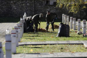 Kielczanie sprzątają groby bliskich. Nekropolie pełne ludzi - Radio Kielce 31.10.2025. Kielce. Sprzątanie grobów przed dniem Wszystkich Świętych / Fot. Jarosław Kubalski - Radio Kielce