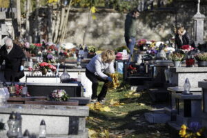 Kielczanie sprzątają groby bliskich. Nekropolie pełne ludzi - Radio Kielce 31.10.2025. Kielce. Sprzątanie grobów przed dniem Wszystkich Świętych / Fot. Jarosław Kubalski - Radio Kielce