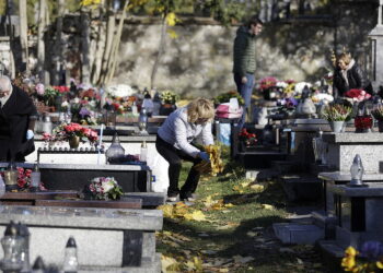 Kielczanie sprzątają groby bliskich. Nekropolie pełne ludzi - Radio Kielce 31.10.2025. Kielce. Sprzątanie grobów przed Wszystkimi Świętymi / Fot. Wiktor Taszłow - Radio Kielce