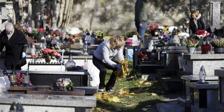 Kielczanie sprzątają groby bliskich. Nekropolie pełne ludzi - Radio Kielce 31.10.2025. Kielce. Sprzątanie grobów przed dniem Wszystkich Świętych / Fot. Jarosław Kubalski - Radio Kielce