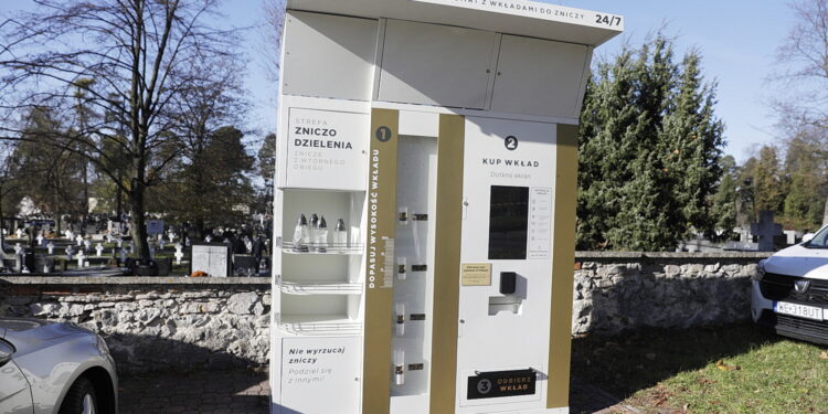 Zniczomaty stanęły w Kielcach. Co to jest? - Radio Kielce 31.10.2025. Kielce. Zniczomat / Fot. Jarosław Kubalski - Radio Kielce