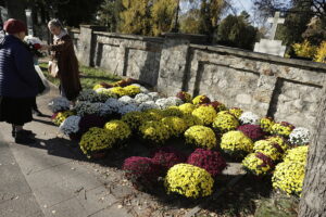 Kielczanie sprzątają groby bliskich. Nekropolie pełne ludzi - Radio Kielce 31.10.2025. Kielce. Sprzątanie grobów przed dniem Wszystkich Świętych / Fot. Jarosław Kubalski - Radio Kielce