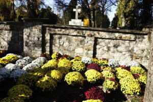 Kielczanie sprzątają groby bliskich. Nekropolie pełne ludzi - Radio Kielce 31.10.2025. Kielce. Sprzątanie grobów przed dniem Wszystkich Świętych / Fot. Jarosław Kubalski - Radio Kielce