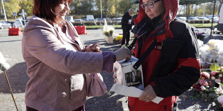 Rozpoczęła się kwesta na rzecz ratowania zabytkowych nagrobków - Radio Kielce Rozpoczęła się kwesta na rzecz ratowania zabytkowych nagrobków