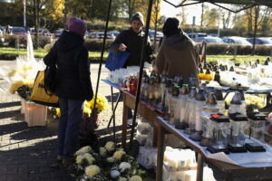 Kielczanie sprzątają groby bliskich. Nekropolie pełne ludzi - Radio Kielce 31.10.2025. Kielce. Sprzątanie grobów przed dniem Wszystkich Świętych / Fot. Jarosław Kubalski - Radio Kielce