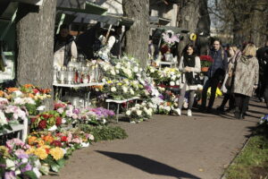 Kielczanie sprzątają groby bliskich. Nekropolie pełne ludzi - Radio Kielce 31.10.2025. Kielce. Sprzątanie grobów przed dniem Wszystkich Świętych / Fot. Jarosław Kubalski - Radio Kielce