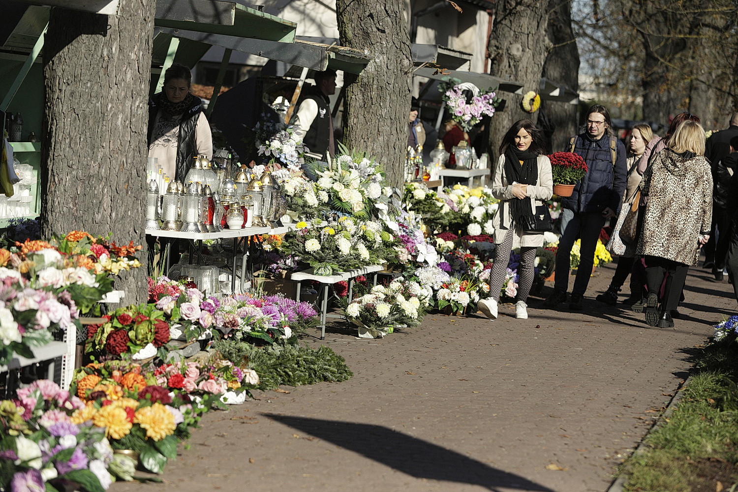 Kielczanie sprzątają groby bliskich. Nekropolie pełne ludzi