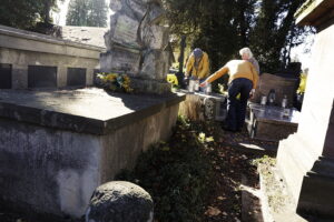 Kielczanie sprzątają groby bliskich. Nekropolie pełne ludzi - Radio Kielce 31.10.2025. Kielce. Sprzątanie grobów przed dniem Wszystkich Świętych / Fot. Jarosław Kubalski - Radio Kielce