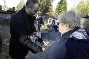 Rozpoczęła się kwesta na rzecz ratowania zabytkowych nagrobków - Radio Kielce 31.10.2025. Kielce. Kwesta na rzecz ratowania zabytkowych nagrobków / Fot. Jarosław Kubalski - Radio Kielce