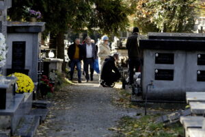 Kielczanie sprzątają groby bliskich. Nekropolie pełne ludzi - Radio Kielce 31.10.2025. Kielce. Sprzątanie grobów przed dniem Wszystkich Świętych / Fot. Jarosław Kubalski - Radio Kielce