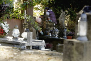 Kielczanie sprzątają groby bliskich. Nekropolie pełne ludzi - Radio Kielce 31.10.2025. Kielce. Sprzątanie grobów przed dniem Wszystkich Świętych / Fot. Jarosław Kubalski - Radio Kielce