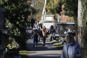 Kielczanie sprzątają groby bliskich. Nekropolie pełne ludzi - Radio Kielce 31.10.2025. Kielce. Sprzątanie grobów przed dniem Wszystkich Świętych / Fot. Jarosław Kubalski - Radio Kielce