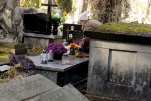 Kielczanie sprzątają groby bliskich. Nekropolie pełne ludzi - Radio Kielce 31.10.2025. Kielce. Sprzątanie grobów przed dniem Wszystkich Świętych / Fot. Jarosław Kubalski - Radio Kielce