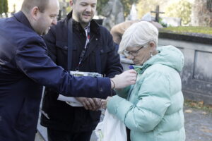 Rozpoczęła się kwesta na rzecz ratowania zabytkowych nagrobków - Radio Kielce 31.10.2025. Kielce. Kwesta na rzecz ratowania zabytkowych nagrobków / Fot. Jarosław Kubalski - Radio Kielce