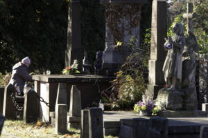 Kielczanie sprzątają groby bliskich. Nekropolie pełne ludzi - Radio Kielce 31.10.2025. Kielce. Sprzątanie grobów przed dniem Wszystkich Świętych / Fot. Jarosław Kubalski - Radio Kielce