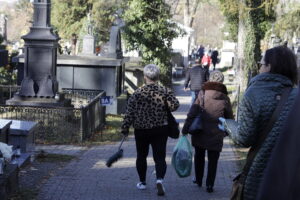 Kielczanie sprzątają groby bliskich. Nekropolie pełne ludzi - Radio Kielce 31.10.2025. Kielce. Sprzątanie grobów przed dniem Wszystkich Świętych / Fot. Jarosław Kubalski - Radio Kielce