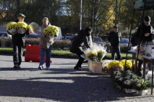 Kielczanie sprzątają groby bliskich. Nekropolie pełne ludzi - Radio Kielce 31.10.2025. Kielce. Sprzątanie grobów przed dniem Wszystkich Świętych / Fot. Jarosław Kubalski - Radio Kielce