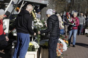 Kielczanie sprzątają groby bliskich. Nekropolie pełne ludzi - Radio Kielce 31.10.2025. Kielce. Sprzątanie grobów przed dniem Wszystkich Świętych / Fot. Jarosław Kubalski - Radio Kielce