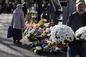 Kielczanie sprzątają groby bliskich. Nekropolie pełne ludzi - Radio Kielce 31.10.2025. Kielce. Sprzątanie grobów przed dniem Wszystkich Świętych / Fot. Jarosław Kubalski - Radio Kielce