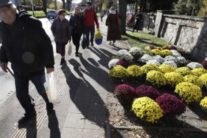 Kielczanie sprzątają groby bliskich. Nekropolie pełne ludzi - Radio Kielce 31.10.2025. Kielce. Sprzątanie grobów przed dniem Wszystkich Świętych / Fot. Jarosław Kubalski - Radio Kielce