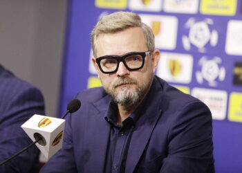 01.10.2025. Kielce. Konferencja Korony Kielce. Na zdjęciu: Leszek Czarny - prezes Korony Kielce / Fot. Jarosław Kubalski - Radio Kielce