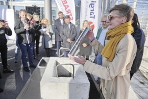 03.10.2025. Kielce. Wkopanie kamienia węgielnego pod budowę hali wystawienniczej w Targach Kielce / Fot. Jarosław Kubalski - Radio Kielce