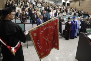 Odśpiewali Gaudeamus Igitur i zaczynają studia - Radio Kielce