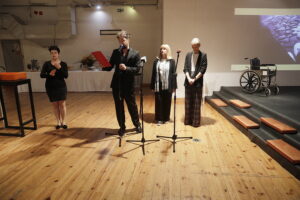 Ludzie dramaty ukryte za przedmiotami. Ta wystawa daje do myślenia - Radio Kielce