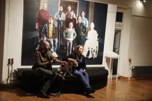 Ludzie dramaty ukryte za przedmiotami. Ta wystawa daje do myślenia - Radio Kielce