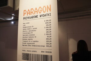 Ludzie dramaty ukryte za przedmiotami. Ta wystawa daje do myślenia - Radio Kielce
