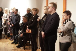 Ludzie dramaty ukryte za przedmiotami. Ta wystawa daje do myślenia - Radio Kielce