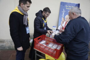 Kremówka za pomoc materialną dla młodzieży - Radio Kielce