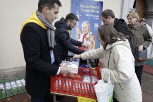Kremówka za pomoc materialną dla młodzieży - Radio Kielce