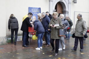 Kremówka za pomoc materialną dla młodzieży - Radio Kielce