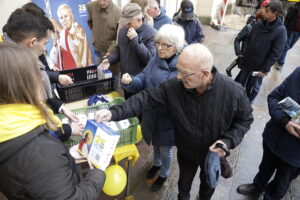 Kremówka za pomoc materialną dla młodzieży - Radio Kielce
