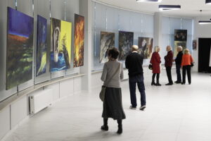 16.10.2025. Kielce. Galeria Sztuki „Okrąglak”. Wystawa „Powracające obrazy” prezentująca prace Sylwii Caban / Fot. Jarosław Kubalski - Radio Kielce