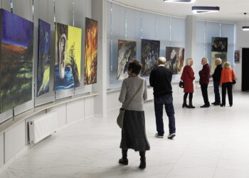 16.10.2025. Kielce. Galeria Sztuki „Okrąglak”. Wystawa „Powracające obrazy” prezentująca prace Sylwii Caban / Fot. Jarosław Kubalski - Radio Kielce