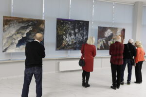 16.10.2025. Kielce. Galeria Sztuki „Okrąglak”. Wystawa „Powracające obrazy” prezentująca prace Sylwii Caban / Fot. Jarosław Kubalski - Radio Kielce
