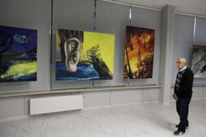 16.10.2025. Kielce. Galeria Sztuki „Okrąglak”. Wystawa „Powracające obrazy” prezentująca prace Sylwii Caban / Fot. Jarosław Kubalski - Radio Kielce