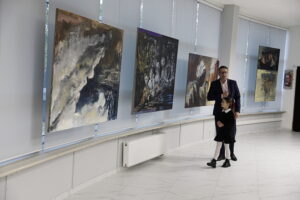 16.10.2025. Kielce. Galeria Sztuki „Okrąglak”. Wystawa „Powracające obrazy” prezentująca prace Sylwii Caban / Fot. Jarosław Kubalski - Radio Kielce