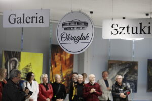 16.10.2025. Kielce. Galeria Sztuki „Okrąglak”. Wystawa „Powracające obrazy” prezentująca prace Sylwii Caban / Fot. Jarosław Kubalski - Radio Kielce