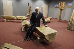 16.10.2025. Kielce. Biblioteka UJK. Wystawa rzeźby Henryka Sikory pt. „Materia nie jest martwa” / Fot. Jarosław Kubalski – Radio Kielce