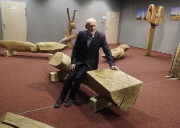 16.10.2025. Kielce. Biblioteka UJK. Wystawa rzeźby Henryka Sikory pt. „Materia nie jest martwa”. Na zdjęciu prof. Henryk Sikora / Fot. Jarosław Kubalski – Radio Kielce