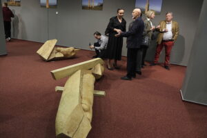16.10.2025. Kielce. Biblioteka UJK. Wystawa rzeźby Henryka Sikory pt. „Materia nie jest martwa” / Fot. Jarosław Kubalski – Radio Kielce
