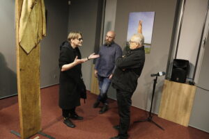 16.10.2025. Kielce. Biblioteka UJK. Wystawa rzeźby Henryka Sikory pt. „Materia nie jest martwa” / Fot. Jarosław Kubalski – Radio Kielce