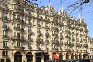 Muzyczne podróże przez świat. Plaza Athenee w Paryżu z restauracją Alaina Ducasse'a z trzema gwiazdkami Michelin / Fot. Wikipedia