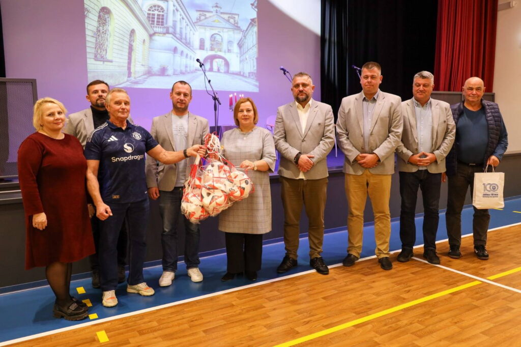 Działacze ŚZPN przekazali sprzęt sportowy gimnazjum w Bezdanach - Radio Kielce