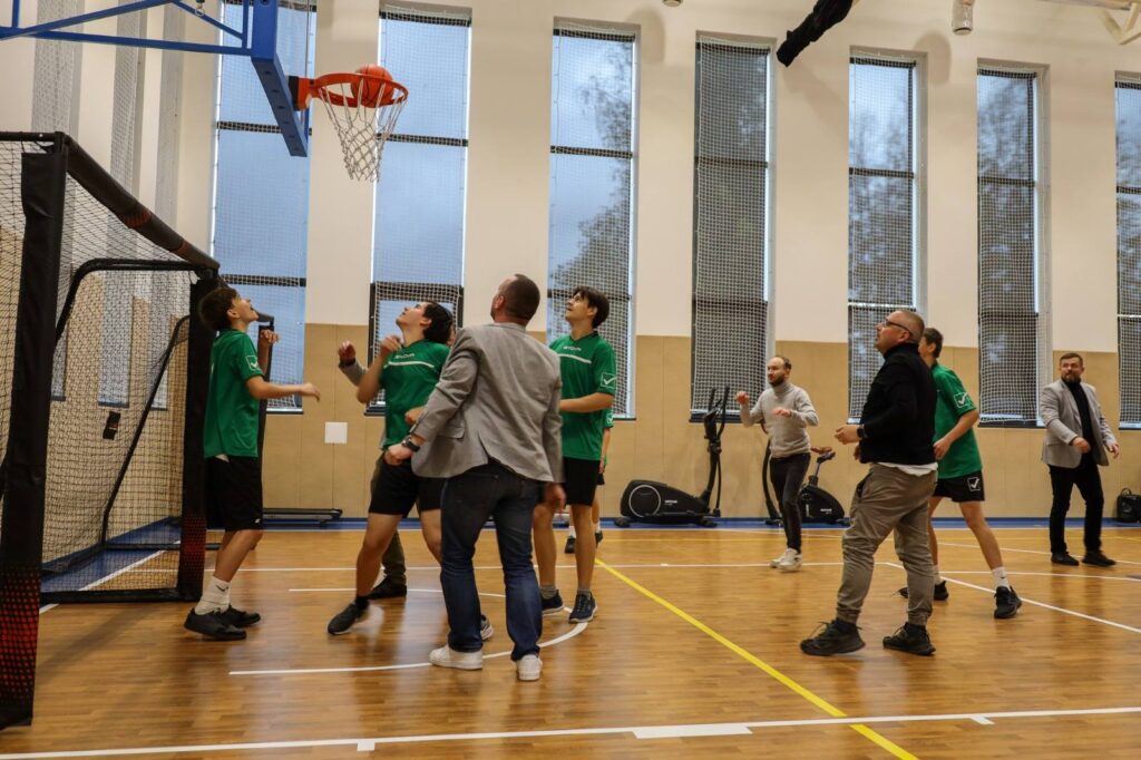 Działacze ŚZPN przekazali sprzęt sportowy gimnazjum w Bezdanach - Radio Kielce