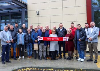 Działacze ŚZPN przekazali sprzęt sportowy gimnazjum w Bezdanach